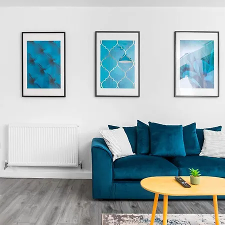 New Luxury - Cradley Heath - 2mh - Parking - Netflix - Rated Apartment